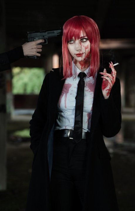 blonde aux courbes onlyfans haut érotique photo