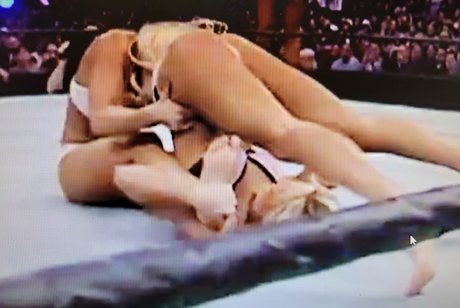 fille courbée dà côté onlyfans belle exclusivité galeries