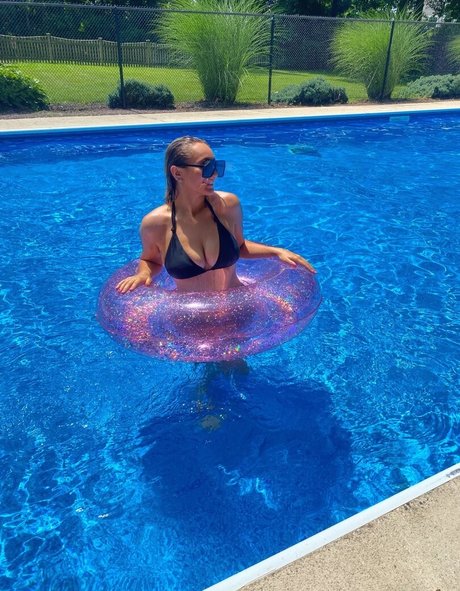 Angelina Cross modèle images