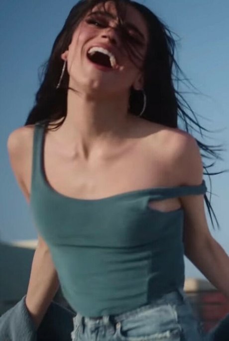 milf aux cheveux noirs onlyfans sympa érotique photos