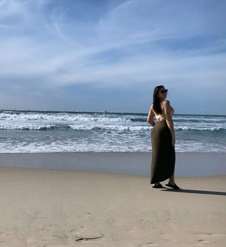 fille courbée dà côté onlyfans nu en haute qualité img