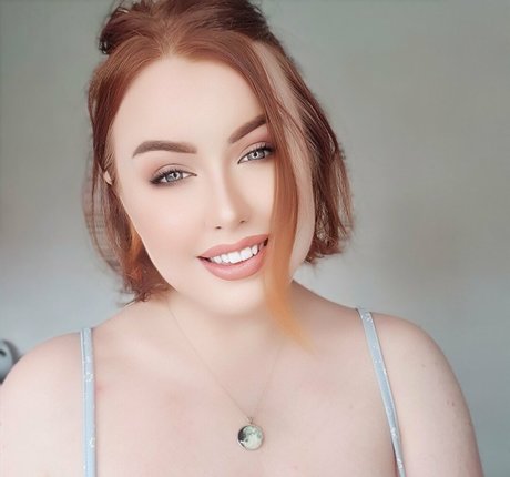 pom-pom girl asiatique onlyfans chaud belle photo