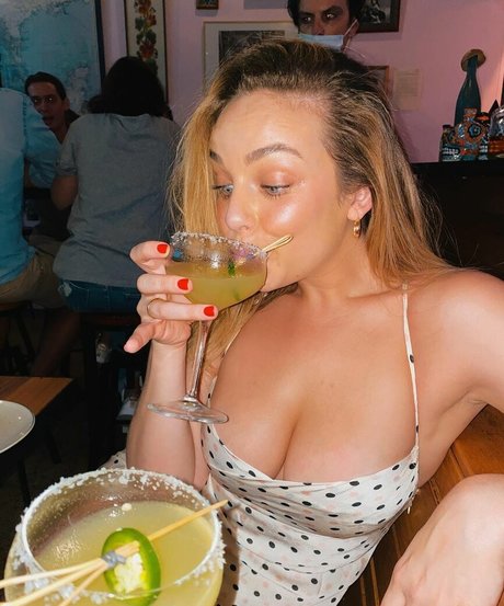 Abbie Chatfield actrice de nus img