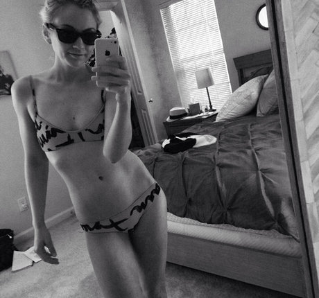 Emily Kinney nus de stars du porno photo