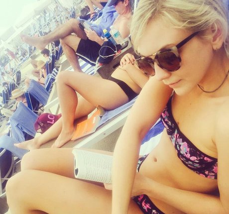 Emily Kinney modèle sympa archive