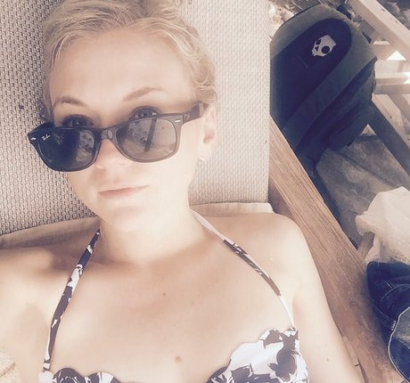 Emily Kinney star du porno gratuite galerie
