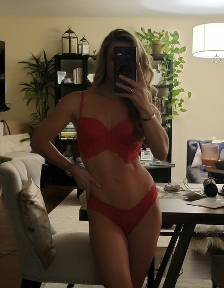 Nikki Leigh modèle magnifique collection