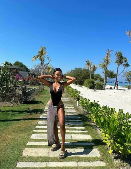 fille courbée dà côté onlyfans belle érotique photos