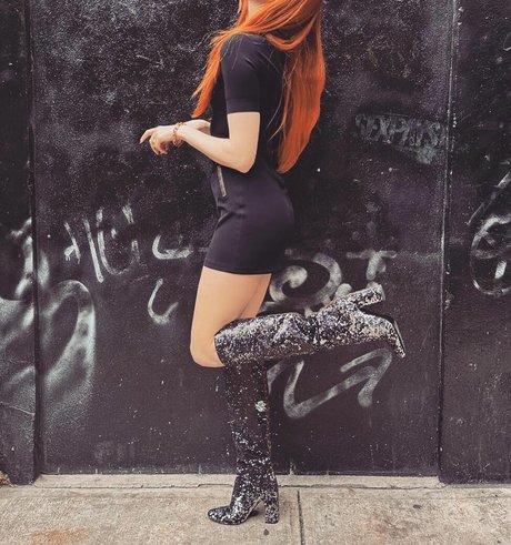 Karen Gillan star du porno chaude archive