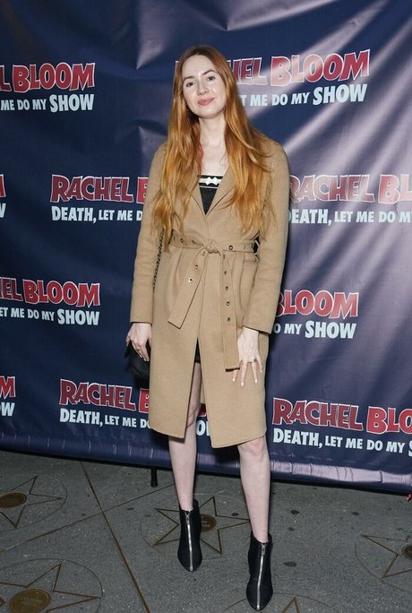 Karen Gillan modèle adulte photo