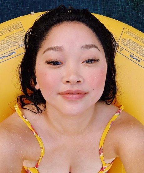 Lana Condor star du porno de haute qualité image