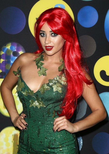 Shay Mitchell modèles nus collection