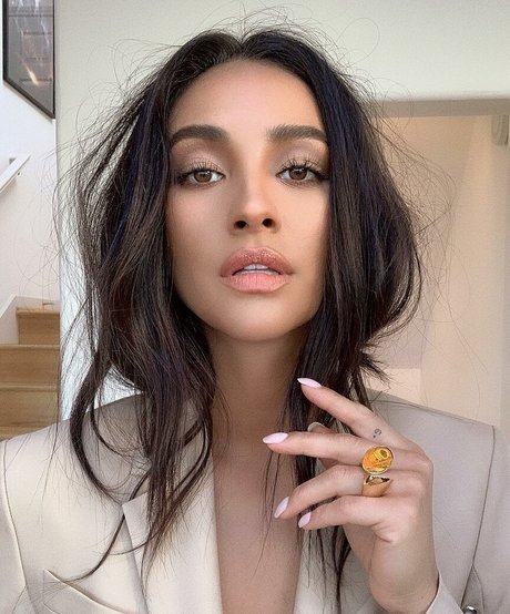 Shay Mitchell top star img
