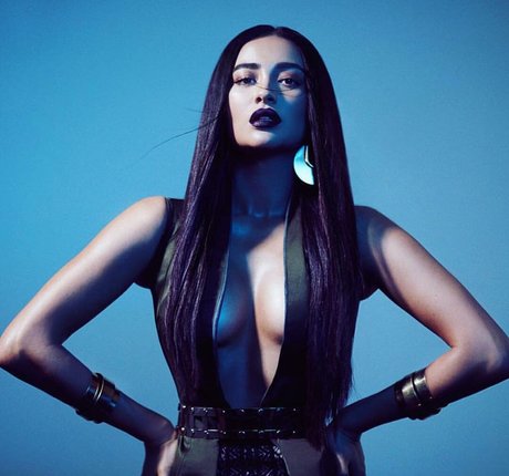 Shay Mitchell modèle adulte img