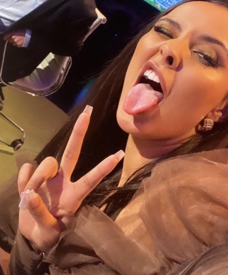 éjacule sur la langue onlyfans chaud joli image