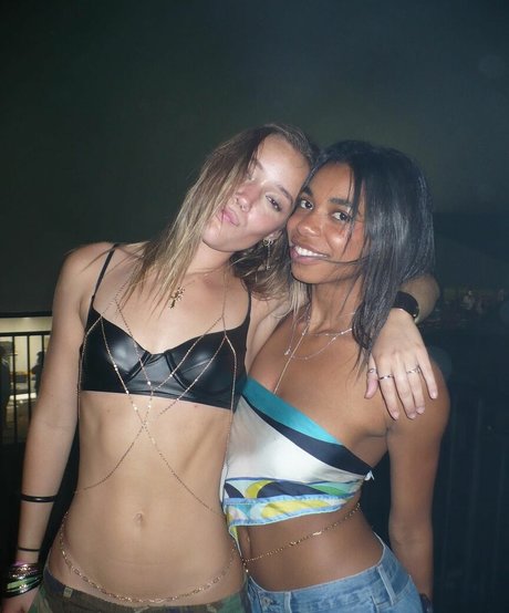 brunette onlyfans joli art photo