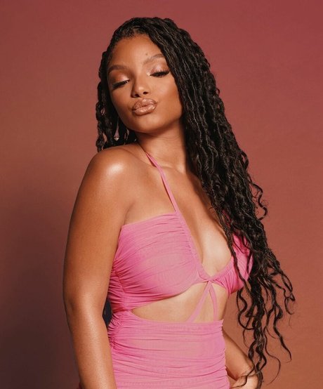 Halle Bailey modèle adulte image