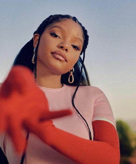 Halle Bailey modèles nus galeries