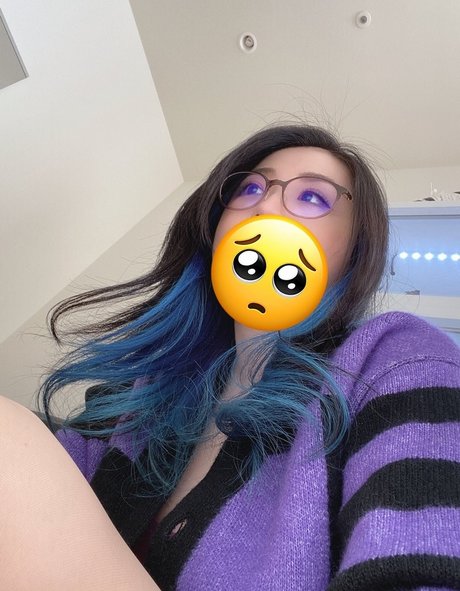 fille courbée dà côté onlyfans assez haute qualité photo