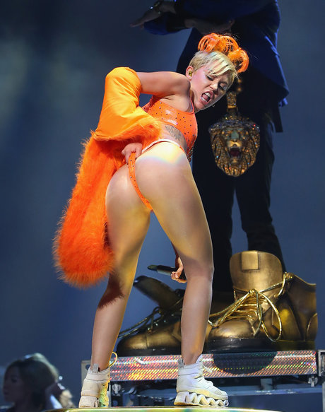 chaton aux yeux marron onlyfans sexy sympa img