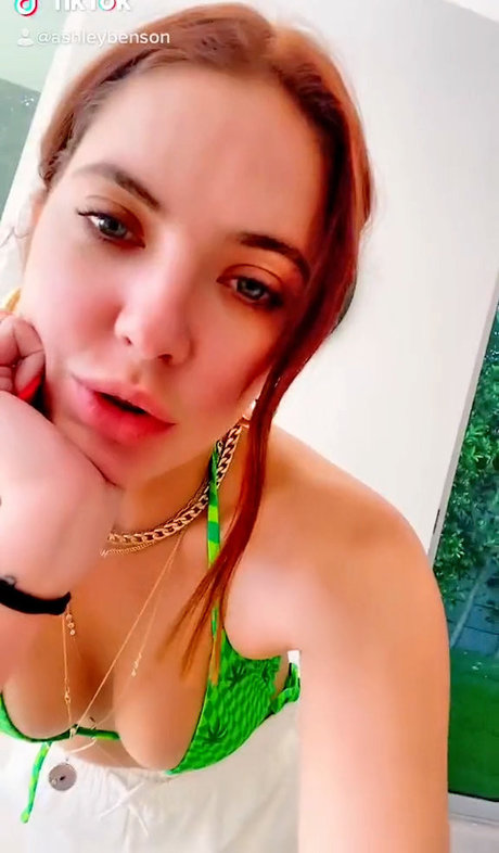 fille courbée dà côté onlyfans adulte exclusif collection