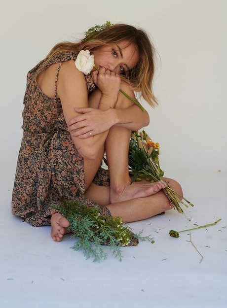 Chloe Bennet belle star du porno collection