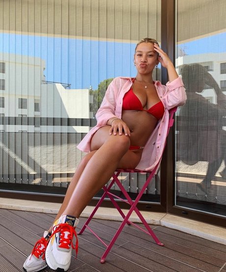 Molly Rainford actrice érotique galerie