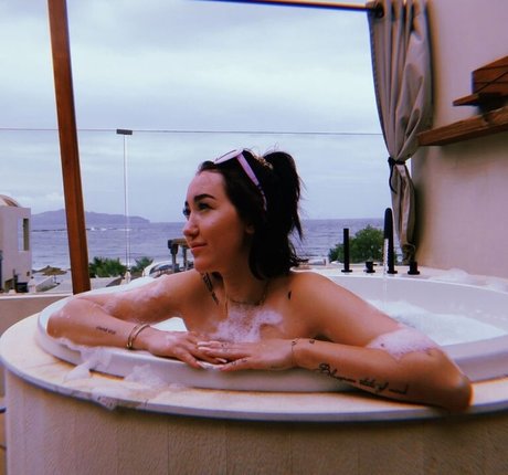 Noah Cyrus actrice érotique image