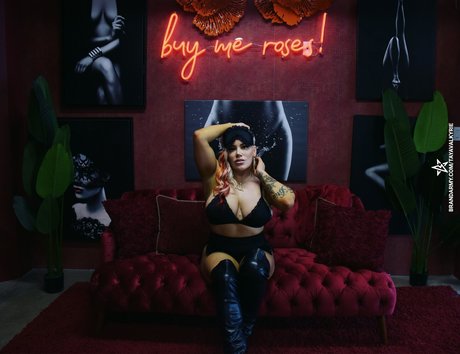 Taya Valkyrie actrice xxx photos
