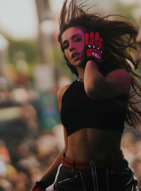 Tate McRae art star du porno photos