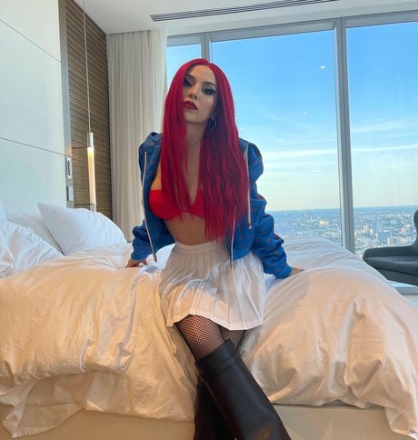 Ava Max modèle sexy des photos