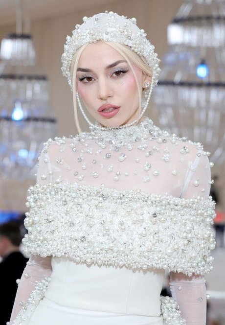 Ava Max actrice érotique collection