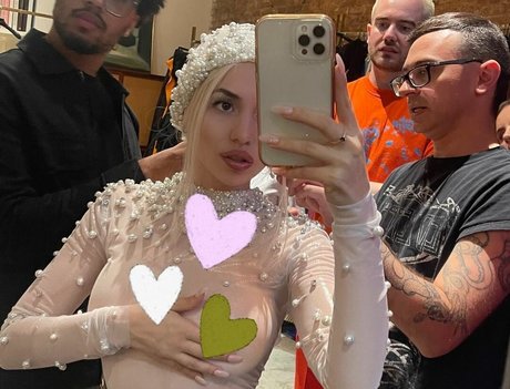 Ava Max étoile chaude image