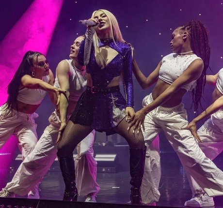 Ava Max étoile chaude galerie