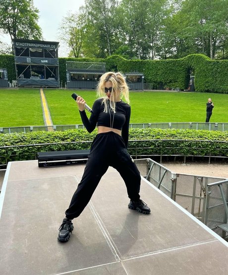 Ava Max star du porno chaud photo