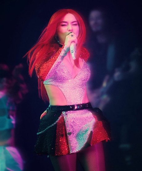 Ava Max actrice érotique galeries