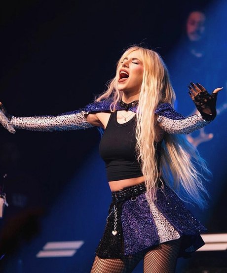 Ava Max modèle hd collection