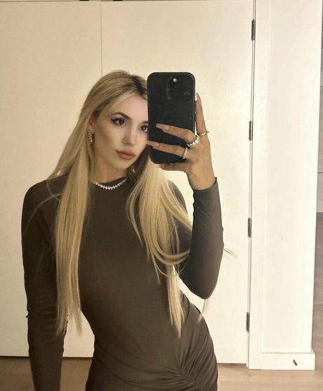 Ava Max modèle sympa galerie