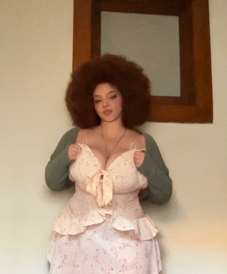 Nikkie Ginger star du porno belle collection