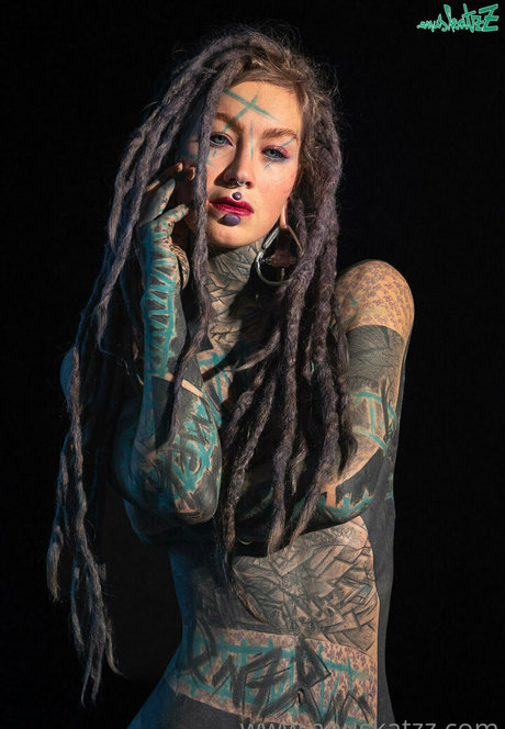 tatouages ​​blonds onlyfans chaud sympa photos