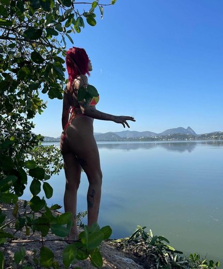 AZZY actrice libre image