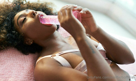 jenifferbofficial star du porno sympa des photos