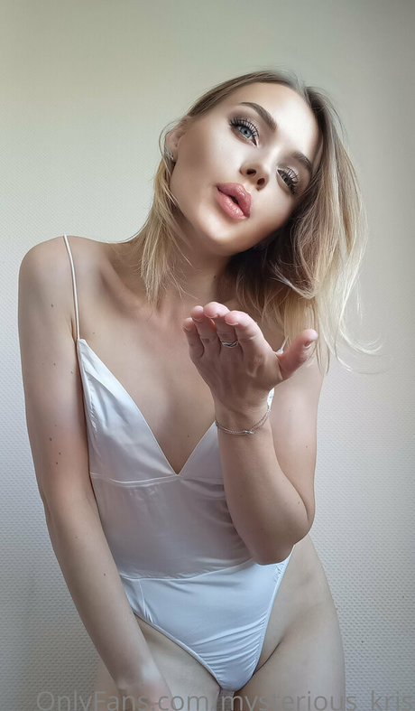 mysterious kris actrice nue galeries