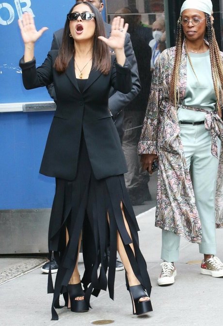 pom-pom girl nue onlyfans jolie adulte archive