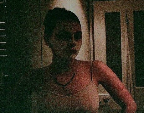 Dafne Keen actrice hd img