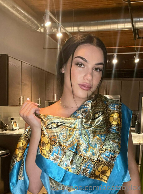 pom-pom girl nue onlyfans belle haute qualité image