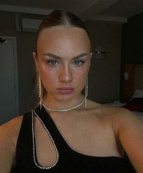 Gabriella Davies sexe star image