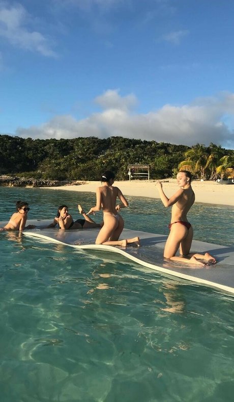 Lily Rose Depp étoile nue des photos