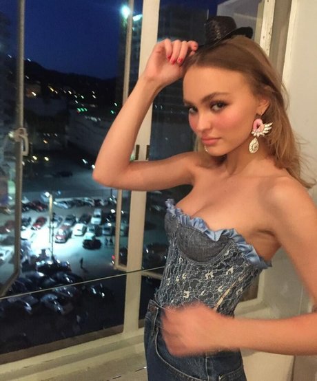 Lily Rose Depp modèle artistique galeries