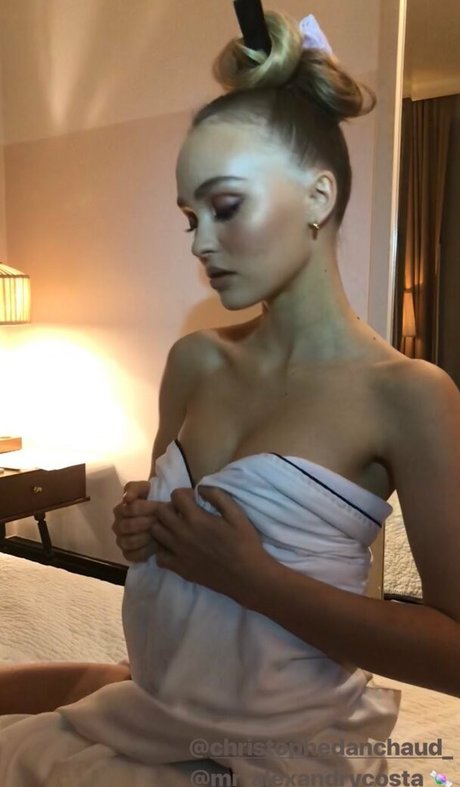 fille courbée dà côté onlyfans art parfait photo